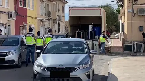 Imagen de la redada de la Polic&iacute;a Nacional en Alcantarilla (foto: La 7)