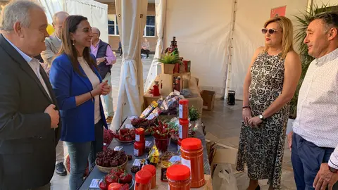 La consejera Sara Rubira junto al alcalde de Totana, Juan Pag&aacute;n, en la inauguraci&oacute;n de la II Feria Regional del Piment&oacute;n