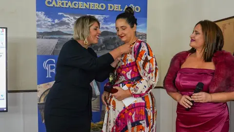 Mar&iacute;a G&oacute;mez recibe la insignia de manos de la alcaldesa Arroyo