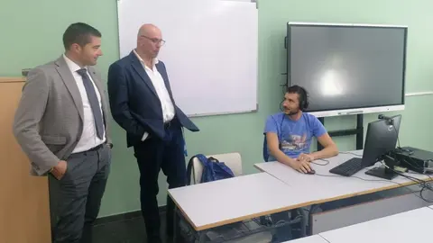 El director general de Formaci&oacute;n Profesional, Ense&ntilde;anzas de R&eacute;gimen Especial y Educaci&oacute;n Permanente, Luis Qui&ntilde;onero, durante su visita a las instalaciones de la Escuela Oficial de Idiomas de Murcia.