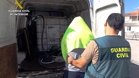 Un agente de la Guardia Civil detiene a uno de los individuos en el marco de la operaci&oacute;n 'Gasofero' (foto: Guardia Civil)