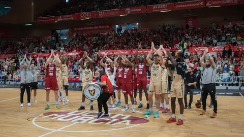 Ambiente festivo en el Palacio de los Deportes en la II edici&oacute;n de 'El Partido del Recreo'