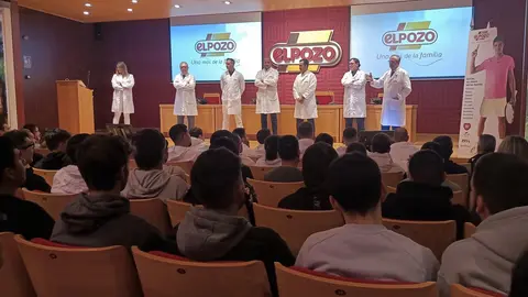 Imagen de la charla formativa que han recibido los nuevos empleados en las instalaciones de El Pozo