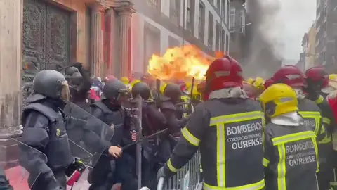 Un grupo de bomberos de Orense usan un lanzallamas contra la Polic&iacute;a Nacional (foto: SUP de Galicia)
