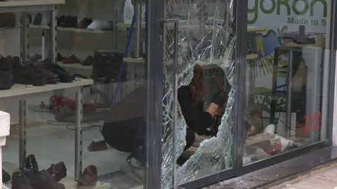 La puerta de cristal de un comercio del centro de Murcia, destrozado tras un robo (foto: La 7)