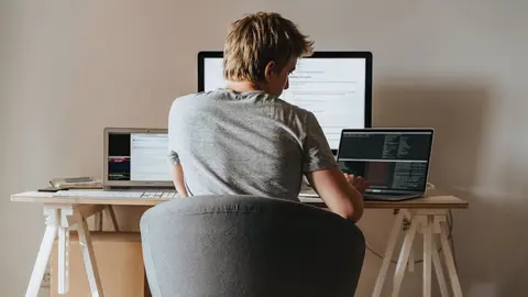 Un hombre durante su jornada laboral de teletrabajo (foto: EP)