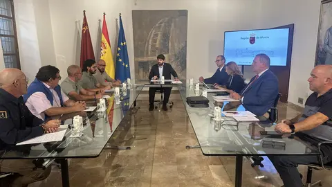 El presidente del Gobierno regional reunido con el Comit&eacute; de Empresa de Sabic (foto: CARM)