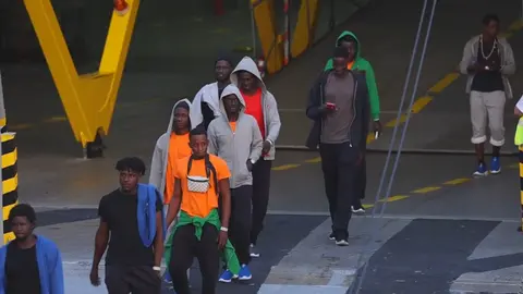 Llegada de algunos de los inmigrantes llegados a la ciudad de Cartagena, procedentes de Canarias (foto: La 7)