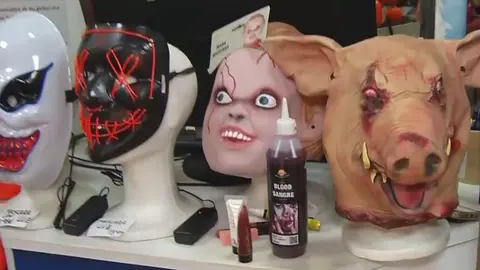 Disfraces de Hallowen en una tienda de la Regi&oacute;n de Murcia (foto: La 7)
