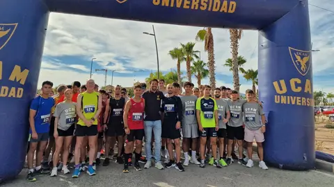 El atleta Miguel &Aacute;ngel L&oacute;pez ha dado comienzo a la carrera dentro de las actividades de la Bienvenida Universitaria (Foto: UCAM)