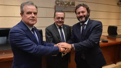 De izq. a der., Pepe Rosique, Jos&eacute; Mar&iacute;a Albarrac&iacute;n y Ram&oacute;n Avil&eacute;s, secretario, presidente y futuro secretario general de la CROEM, respectivamente