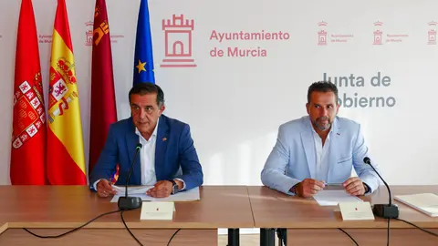 Jos&eacute; Antonio Serrano (izq.) y Mario G&oacute;mez, alcalde y vicealcalde del ayuntamiento de Murcia tras la moci&oacute;n de censura
