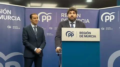El presidente del PP de la Regi&oacute;n, Fernando L&oacute;pez Miras, en la rueda de prensa (foto: EP)