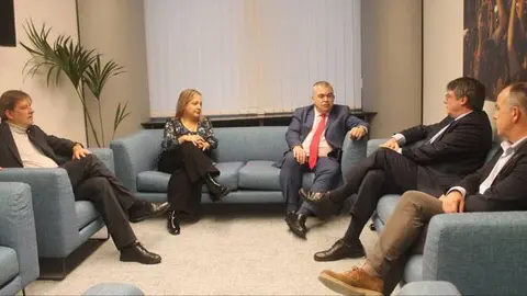Imagen de la reuni&oacute;n entre Cerd&aacute;n y Puigdemont en Bruselas