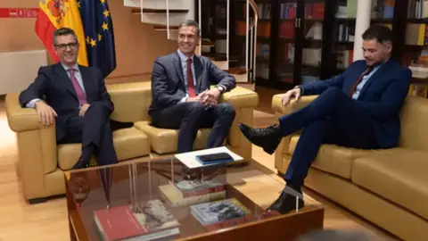 De izq. a der., el ministro de la Presidencia, F&eacute;lix Bola&ntilde;os; el presidente del Gobierno en funciones, Pedro S&aacute;nchez, y el portavoz de ERC, Gabriel Rufi&aacute;n
