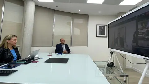 La consejera de Pol&iacute;tica Social, Familias e Igualdad, Conchita Ruiz, junto al secretario general de la Consejer&iacute;a, Leopoldo Olmo, durante la videoconferencia mantenida con el ministro Escriv&aacute;.