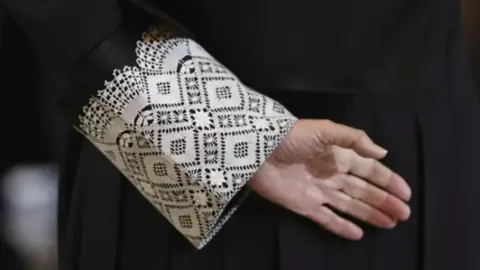 Imagen en detalle de la vestimenta de los jueces (foto: EP)