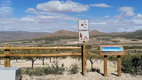 Elementos de se&ntilde;alizaci&oacute;n e informaci&oacute;n instalados en la conexi&oacute;n de la v&iacute;a verde Chicharra Yecla y v&iacute;a verde Chicharra Cieza
