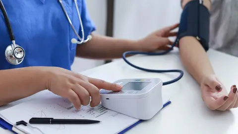 Tomarse la tensi&oacute;n arterial