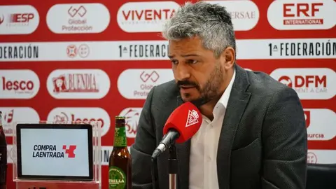 Gustavo Mun&uacute;a, en una conferencia de prensa esta temporada