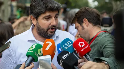 El presidente de la Regi&oacute;n de Murcia, Fernando L&oacute;pez Miras, atiende a los medios de comunicaci&oacute;n (foto: EP)