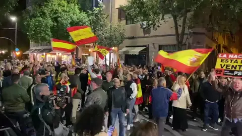 Asistentes a la manifestaci&oacute;n frente a la sede del PSOE en Murcia (foto: La 7)