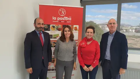 El director del Instituto de Fomento (Info), Joaqu&iacute;n G&oacute;mez, visita la empresa de piment&oacute;n La Pastora.