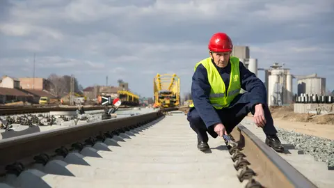 Obras en una v&iacute;a de tren