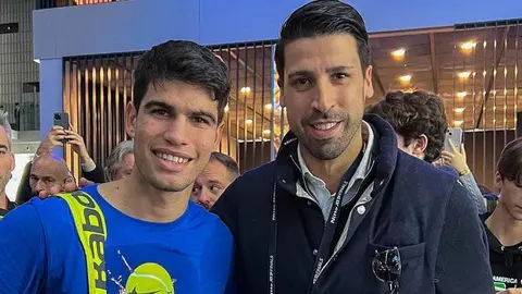 Carlos Alcaraz junto al exfutbolista Sami Khedira (foto: ATP)
