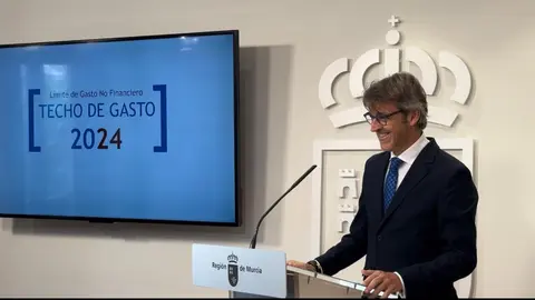 El consejero de Econom&iacute;a, Hacienda y Empresa, Luis Alberto Mar&iacute;n, presenta el techo de gasto 2024