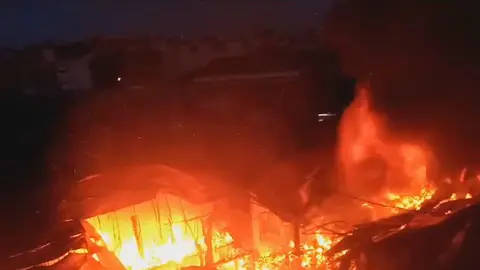 Imagen del incendio en Teatre y Fonda Milagros en la zona de Las Atalayas en Murcia (foto: La 7)