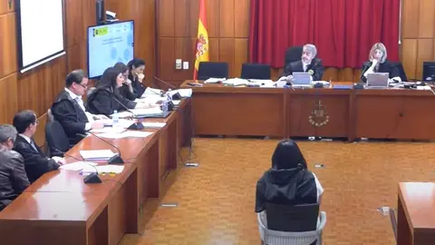 La viuda de Younes, el hombre asesinado a tiros en un bar del paseo mar&iacute;timo del Puerto de Mazarr&oacute;n en junio de 2021, declara como testigo en el juicio (foto: TSJMU)
