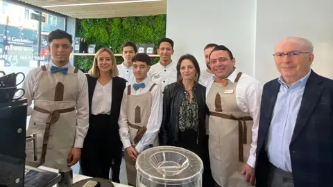 La consejera de Pol&iacute;tica Social, Familias e Igualdad, Conchita Ruiz, junto con el presidente de C&aacute;ritas Regi&oacute;n de Murcia, Jos&eacute; Antonio Planes, durante su visita a la cafeter&iacute;a de la Escuela de Hosteler&iacute;a de inserci&oacute;n sociolaboral que gestiona la entidad