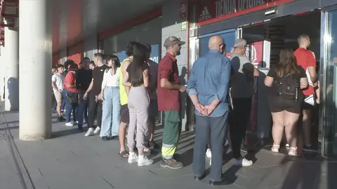 Colas en las taquillas del Enrique Roca para adquirir una entrada