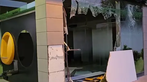 Destrozan una sucursal bancaria de Librilla con un cami&oacute;n pluma para llevarse un cajero (foto:  @antoniogrema (red social X)