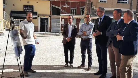 El consejero de Presidencia, Portavoc&iacute;a y Acci&oacute;n Exterior, Marcos Ortu&ntilde;o, el alcalde de Santomera, V&iacute;ctor Mart&iacute;nez, y el director general de Administraci&oacute;n Local, Francisco Abril, atienden las explicaciones del t&eacute;cnico sobre las obras en la plaza.