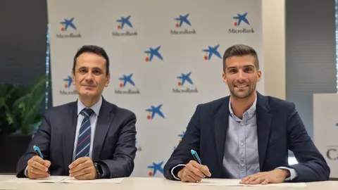 Juan Jes&uacute;s Lozano, director Regi&oacute;n de Murcia de CaixaBank, y Jos&eacute; Gabriel Garc&iacute;a, alcalde de Alguazas (foto: CaixaBank y Ayuntamiento de Alguazas)