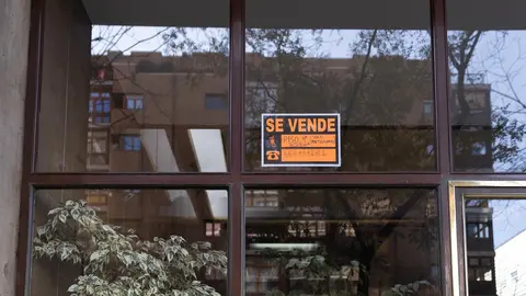 Un cartel de 'Se vende' pegado en un portal (foto: EP)