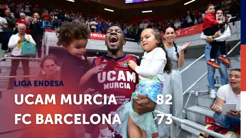 Victoria del UCAM Murcia ante el Bar&ccedil;a. Dylan Ennis celebra el triunfo con sus hijos