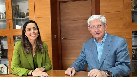 La consejera de Hefame Adriana Moreno, junto al presidente de la Asociaci&oacute;n Contra el C&aacute;ncer, Miguel Molina (foto: Hefame)