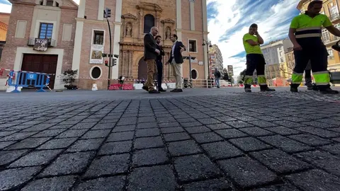 Imagen del adoqu&iacute;n que se est&aacute; instalando frente a la Iglesia del Carmen (foto: Ayuntamiento de Murcia)