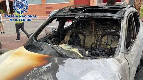 Uno de los coches afectados por el incendio (foto: Polic&iacute;a Nacional)