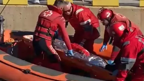 Cad&aacute;ver encontrado, siendo rescatado por la Cruz Roja
