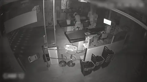 Imagen captada durante la comisi&oacute;n de uno de los robos (foto: GC)
