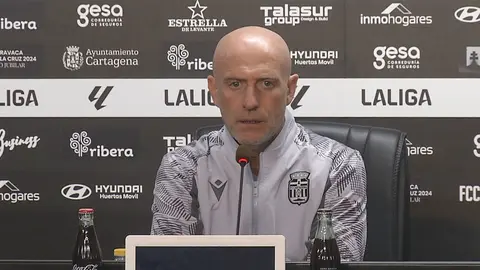 Juli&aacute;n Calero, entrenador del FC Cartagena, antes del choque del Tenerife - FC Cartagena (foto: La 7)