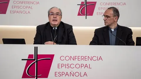 El secretario general de la CEE, Francisco C&eacute;sar Garc&iacute;a Marg&aacute;n (izquierda), y el director de la Oficina de Informaci&oacute;n de la Conferencia Episcopal Espa&ntilde;ola, Jos&eacute; Gabriel Vera (derecha) | (foto: La 7)