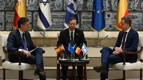 Los presidentes de Espa&ntilde;a, Pedro S&aacute;nchez (izq.) y B&eacute;lgica, Alexander Croos, junto al presidente de Israel, Isaac Herzog (centro)
