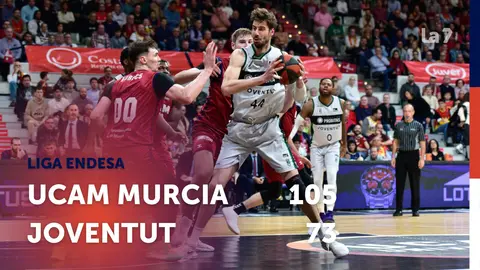 Tomic intenta anotar ante los defensas del UCAM
