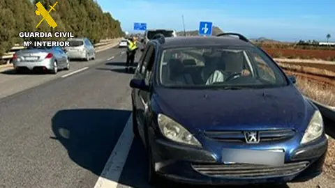 Veh&iacute;culo inmovilizado por la Guardia Civil al circular en sentido contrario al permitido en la AP-7 (foto: GC)