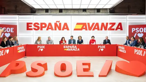 El PSOE incorpora la bandera a sus logos